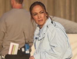 Jennifer Lopez luce ‘cuerpazo’ y derrière en leggings blancos durante rodaje