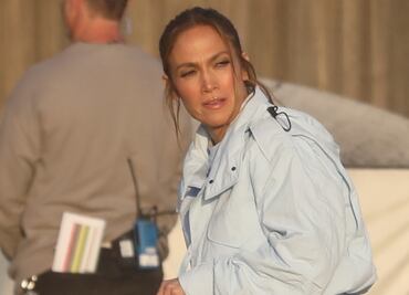 Jennifer Lopez luce ‘cuerpazo’ y derrière en leggings blancos durante rodaje