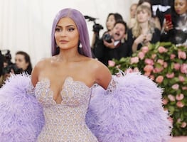 Kylie Jenner desata reacciones con diminuto bikini negro en la piscina