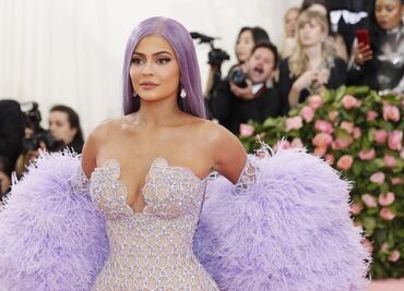 Kylie Jenner desata reacciones con diminuto bikini negro en la piscina