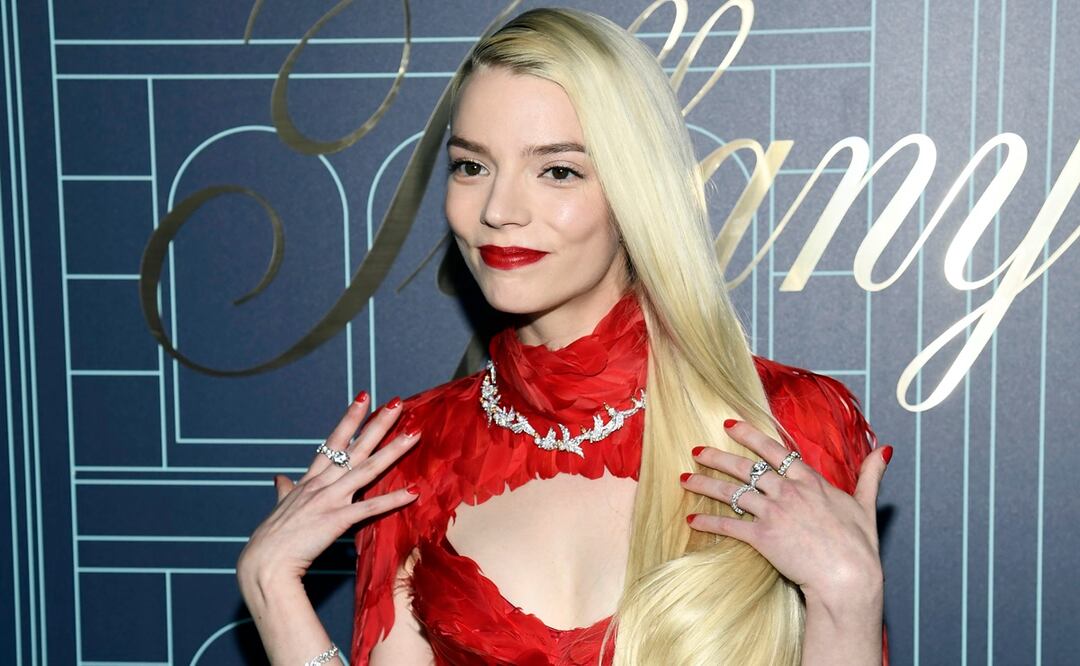 Anya Taylor-Joy luce vestido rojo carmesí y joyas de lujo. Foto: AP