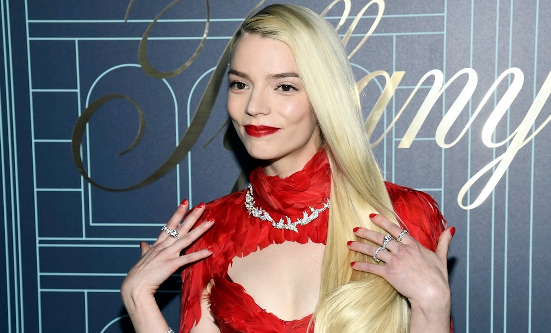 Anya Taylor-Joy luce vestido rojo carmesí y joyas de lujo. Foto: AP