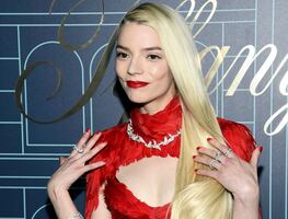 Anya Taylor-Joy y el vestido rojo carmesí de plumas con el que se lució como Barbie