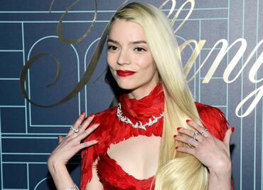 Anya Taylor-Joy y el vestido rojo carmesí de plumas con el que se lució como Barbie
