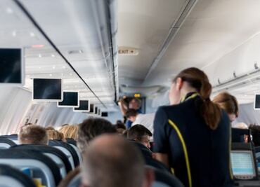 Aerolínea pagará el maquillaje y depilación para sus azafatas