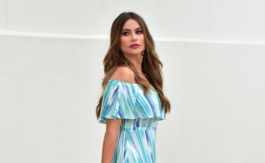 Sofía Vergara presume vestido rosa de escote en Los Ángeles