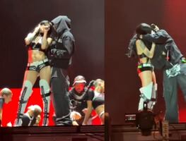 Cazzu besa a famoso cantante argentino en su regreso al escenario. ¿Ya olvidó a Christian Nodal?