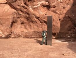 Hallan “misterioso” monolito de metal en zona desértica de Utah