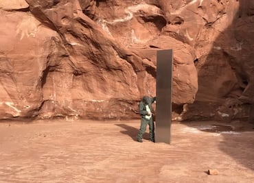 Hallan “misterioso” monolito de metal en zona desértica de Utah
