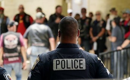 Arrestan a estudiante de Texas que tenía armas y municiones en su vehículo