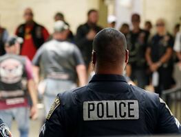 Arrestan a estudiante de Texas que tenía armas y municiones en su vehículo