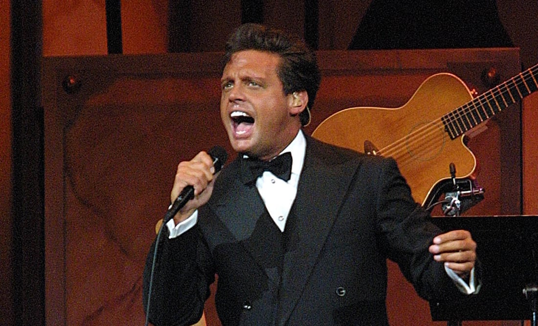 Luis Miguel emocionado al entonar "Cucurrucucú Paloma", una dedicatoria para su nuevo amor. Foto: AP