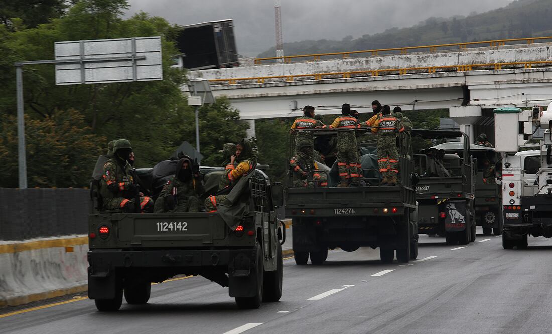 Personal del Ejército mexicano viaja en apoyo por los daños ocasionados por el Huracán Otis en Acapulco. EFE/José Luis de la Cruz