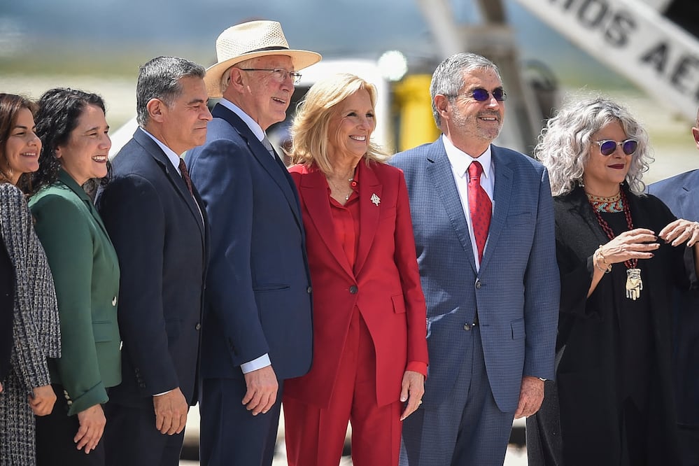 US First Lady Jill Biden (C) poses for a picture with US ambassador to Mexico, Ken Salazar (4th L), and Mexico's Foreign Minister, Juan Ramon de la Fuente (2nd R), upon arrival to attend the inauguration of Mexico's President-elect Claudia Sheinbaum at the Felipe Angeles International Airport in Zumpango, State La primera dama de Estados Unidos, Jill Biden, llega a México para la investidura de Claudia Sheinbaum. AFP