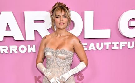 Karol G visita San Miguel de Allende y deslumbra con espectacular vestido negro 