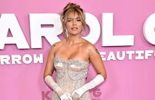 Karol G visita San Miguel de Allende y deslumbra con espectacular vestido negro