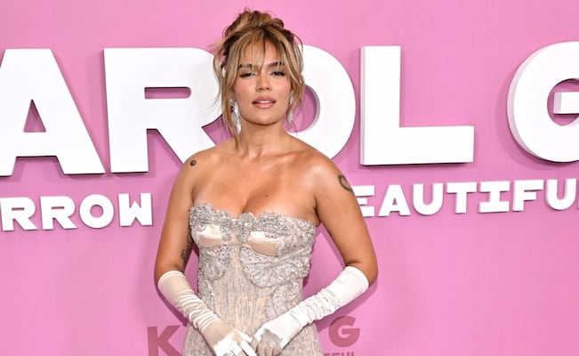 Karol G visita San Miguel de Allende y deslumbra con espectacular vestido negro