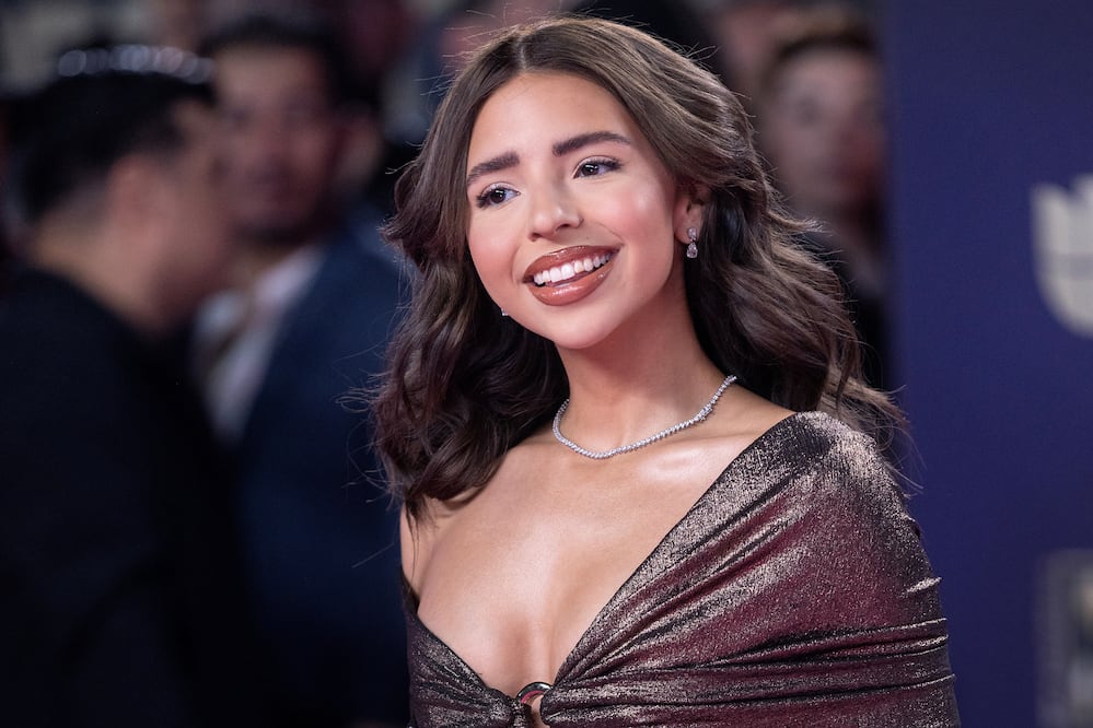 Ángela Aguilar comparte polémico mensaje: "Mi esposo aplaudiéndome tan fuerte que ni siquiera puedo darme cuenta de quién no lo hace". Foto: EFE