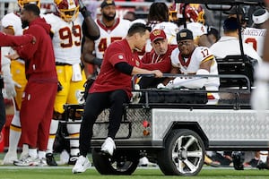 ¿Qué le pasó a Terry McLaurin? El receptor de los Commanders salió en carrito. Esto se sabe