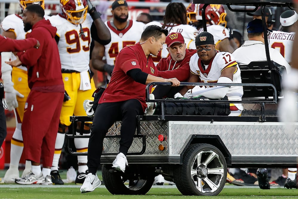 ¿Qué le pasó a Terry McLaurin? El receptor de los Commanders salió en carrito. Esto se sabe. (AP Photo/Kelley L. Cox)