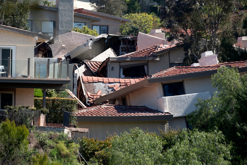 Riesgo de colapso: Casas continúan moviéndose en Rolling Hills Estates por deslizamiento de tierra. (AP Photo/Richard Vogel)