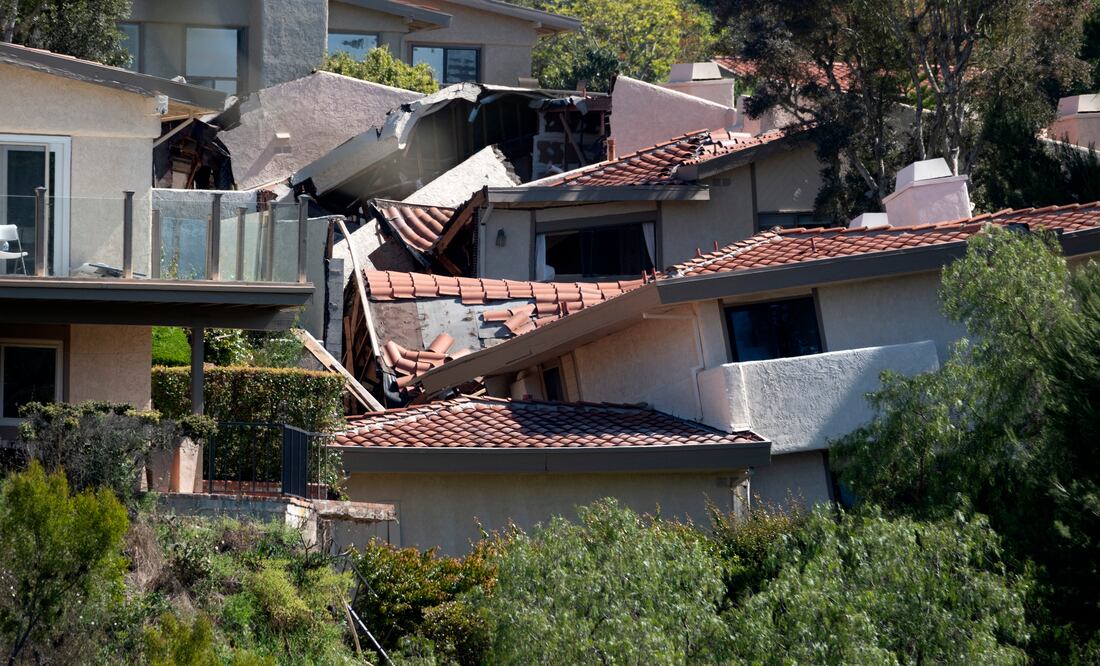 Riesgo de colapso: Casas continúan moviéndose en Rolling Hills Estates por deslizamiento de tierra. (AP Photo/Richard Vogel)