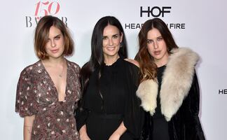 Hija de Demi Moore "impacta" con microbikini naranja en la playa