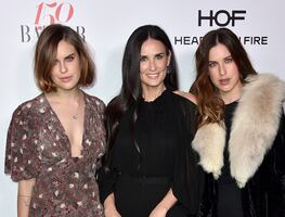 Hija de Demi Moore "impacta" con microbikini naranja en la playa