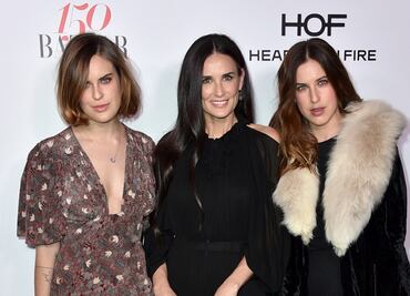 Hija de Demi Moore "impacta" con microbikini naranja en la playa