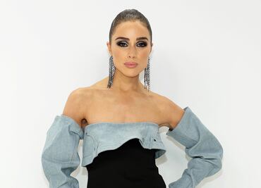Olivia Culpo luce su figura irreal con microbikini coral en sesión