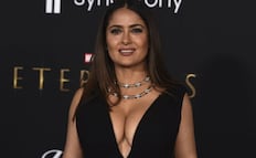 Salma Hayek conquista con espectacular vestido rojo de terciopelo a los 59 años