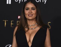 Salma Hayek delinea su silueta con falda metálica al posar con Sofía Vergara y Demi Moore