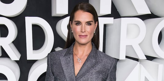 Brooke Shields deslumbra a los 54 años; luce blazer como minivestido