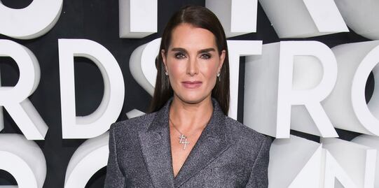 Brooke Shields deslumbra a los 54 años; luce blazer como minivestido