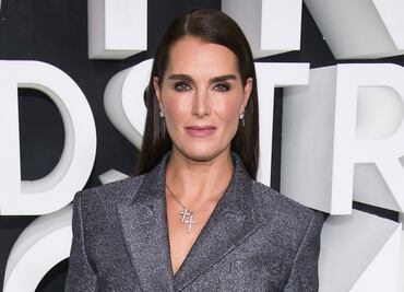 Brooke Shields deslumbra a los 54 años; luce blazer como minivestido