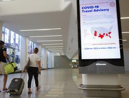 Qué es el “pasaporte verde” anticovid que propone la UE