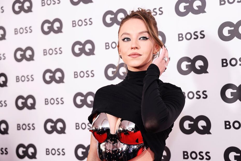 Sydney Sweeney seduce en la alfombra roja con bustier metálico