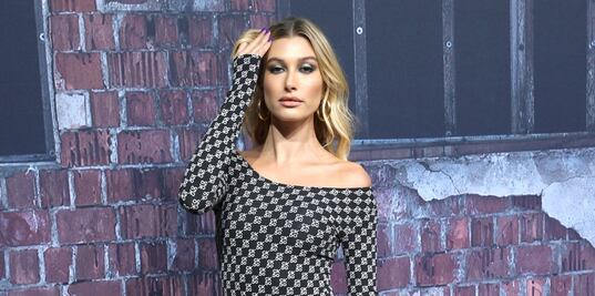 Hailey Bieber conquista Berlín con figura de impacto en skinny jeans