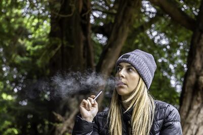 Jueza de Michigan da revés a ley que prohíbe saborizantes para cigarrillos electrónicos