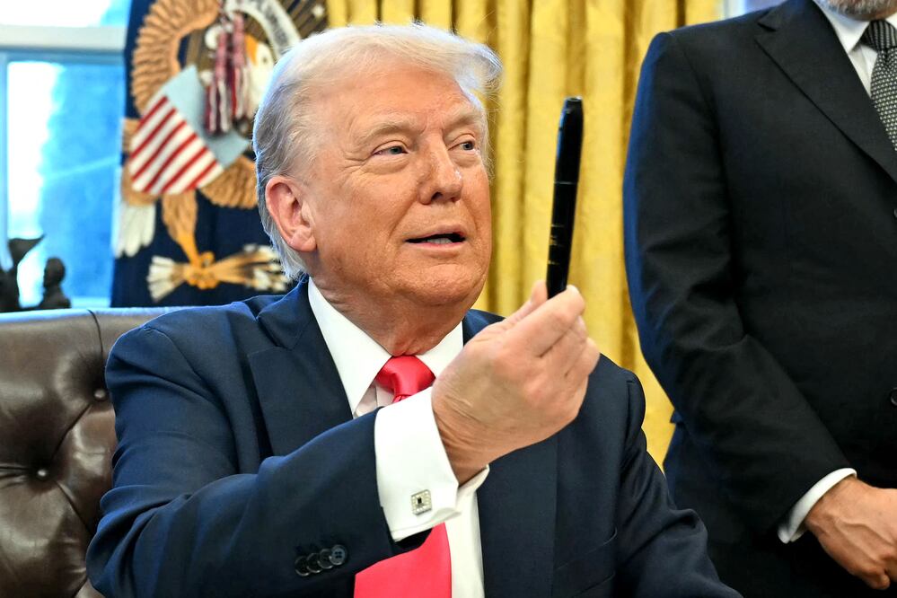 "Tarjeta dorada", el permiso migratorio que Trump lanza para atraer a millonarios a Estados Unidos. (Photo by Jim WATSON / AFP)