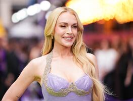 Lindsay Lohan deslumbra en minivestido champagne que redefine la elegancia y el glamour