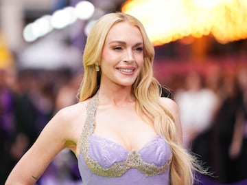 Lindsay Lohan deslumbra en minivestido champagne que redefine la elegancia y el glamour