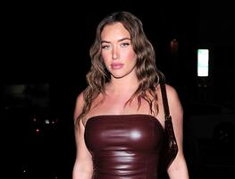 Stassie Karanikolaou posa con ajustado minivestido frente al mar