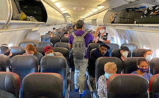 Dos tipos de cubrebocas que prohíben aerolíneas de Estados Unidos