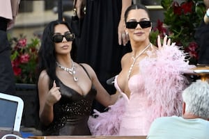 Kim y Khloé Kardashian paralizan Mónaco con vestidos lenceros que desatan furor en la Fórmula 1