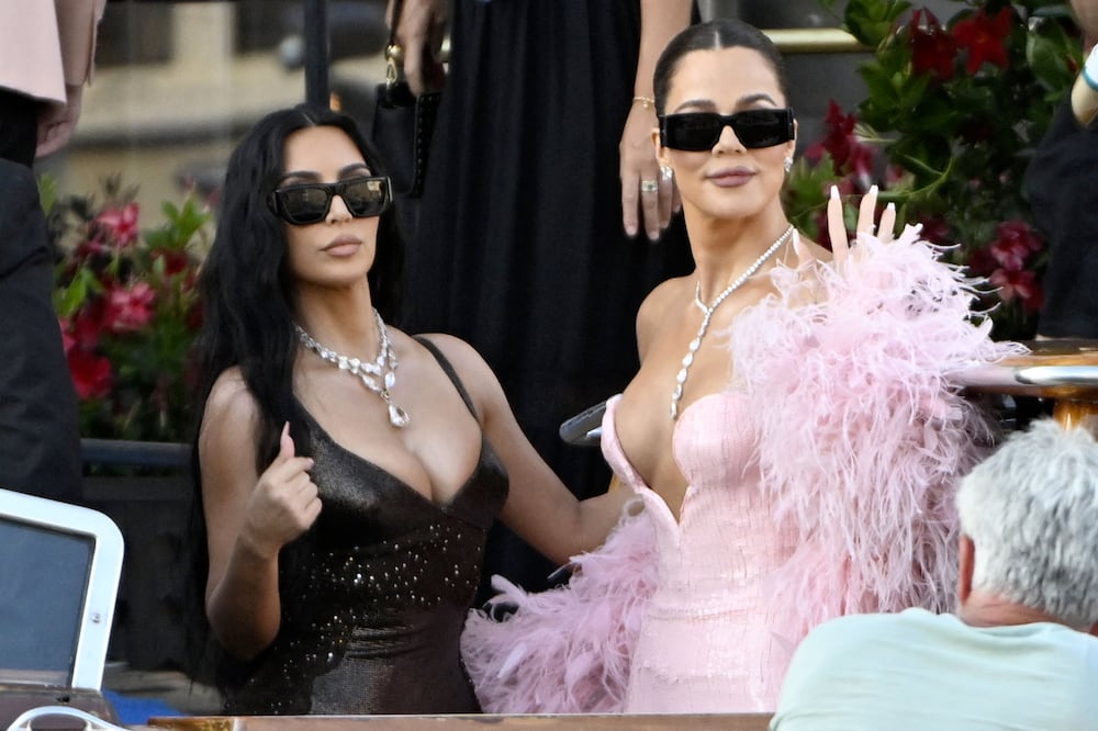 Kim y Khloé Kardashian paralizan Mónaco con vestidos lenceros que desatan furor en la Fórmula 1. (Photo by ANDREA PATTARO / AFP)