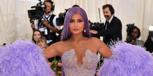 Kylie Jenner delinea sus curvas con ajustado vestido de látex