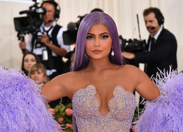 Kylie Jenner delinea sus curvas con ajustado vestido de látex