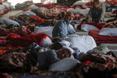 Entre el miedo y el abandono: iraníes duermen en estaciones del metro mientras sus ciudades colapsan