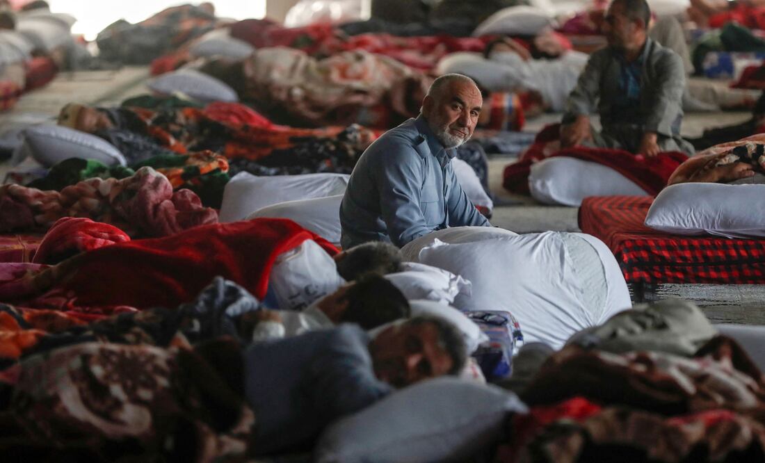 Entre el miedo y el abandono: iraníes duermen en estaciones del metro mientras sus ciudades colapsan. (Photo by AHMAD AL-RUBAYE / AFP)